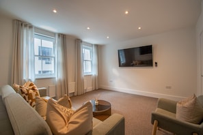 65-inch Smart TV with cable channels - 2 Bedroom Flats in Covent Garden (London)