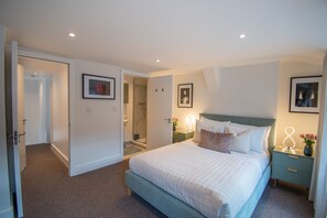 Laptop workspace, blackout curtains, iron/ironing board, free WiFi
