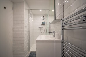 Regadera, amenidades de baño gratuitas, secadora de cabello, toallas