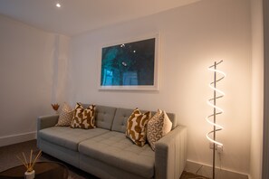 65-inch Smart TV with cable channels - 2 Bedroom Flats in Covent Garden (London)