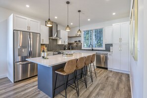 Geladeira, micro-ondas, fogão, cooktop