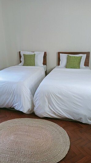 4 habitaciones, tabla de planchar con plancha, wifi y ropa de cama 