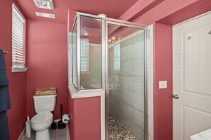 Dusche, umweltfreundliche Kosmetikartikel, Haartrockner, Handtücher