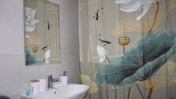 Secadora de cabello, bidet, toallas, jabón