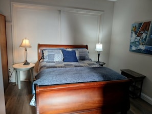 1 bedroom, iron/ironing board, free WiFi, bed sheets - Cottage/Studio in Cobble Hill Village - hiking, wineries and more (Cobble Hill)