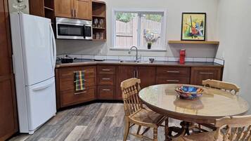 Refrigerador, microondas, parrilla de estufa y tetera eléctrica