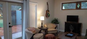 Interior - Cottage/Studio in Cobble Hill Village - hiking, wineries and more (Cobble Hill)