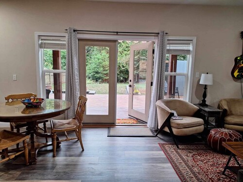 Cottage/Studio in Cobble Hill Village - hiking, wineries and more