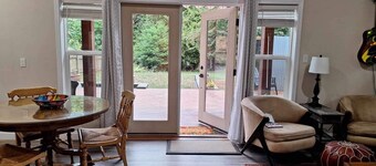 Cottage/Studio in Cobble Hill Village - hiking, wineries and more