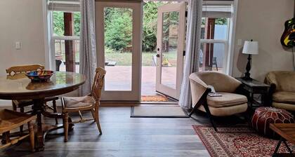 Cottage/Studio in Cobble Hill Village - hiking, wineries and more