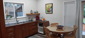 Fridge, microwave, stovetop, electric kettle - Cottage/Studio in Cobble Hill Village - hiking, wineries and more (Cobble Hill)
