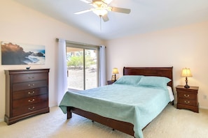 3 bedrooms, desk, iron/ironing board, WiFi - 4 Mi to London Bridge: Lake Havasu City Home! (Lake Havasu City)