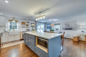 Réfrigérateur, four à micro-ondes, surface de cuisson, lave-vaisselle