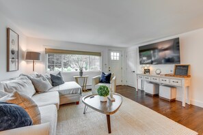TV, books - Rye Coastal Retreat w/ Deck & Outdoor Dining (Rye)