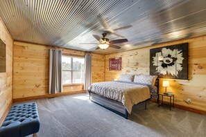5 bedrooms, desk, iron/ironing board, travel cot - Spacious Franklin County Retreat on 80 Acres! (Luebbering)