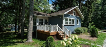 Sauna, hot tub, pet friendly, & 1/2 mile to lake