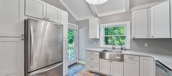 Sauna, hot tub, pet friendly, & 1/2 mile to lake