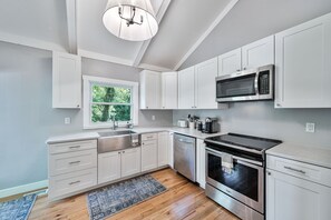 冰箱、微波炉、烤箱、炉灶