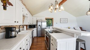 Frigorífico, microondas, horno y placa de cocina