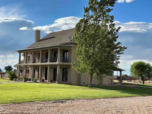 Updated Guest Suite in Southern Mansion-Style Home