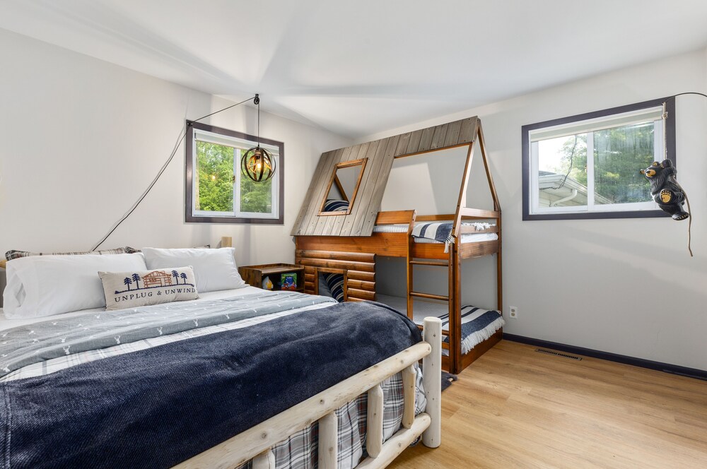 'The Motley Crew Haus' Northern MN Updated Lake House 100 feet of