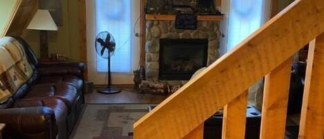 Fernseher, Kamin, Bücher