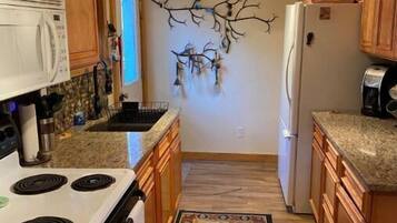 Een koelkast, een magnetron, een oven, een kookplaat