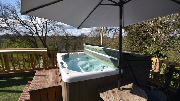 A hot tub with a wooden deck and a table under a canopy. - Farmhouse with rural and river views & 10 minute walk to market town (Tenbury Wells)