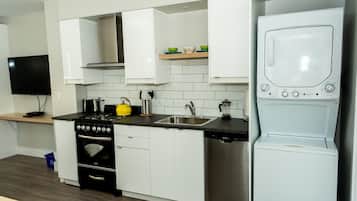 Frigorifero, microonde, forno, piano cottura