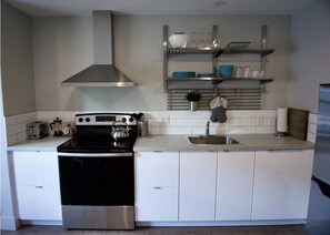 Kjøleskap, mikrobølgeovn, ovn og kokeplater