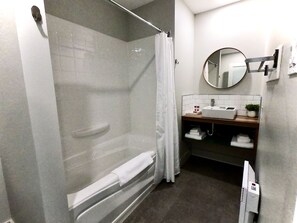 Tina con regadera, secadora de cabello, toallas 