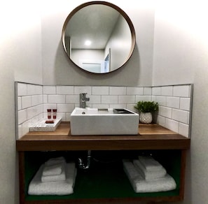Combined shower/tub, hair dryer, towels