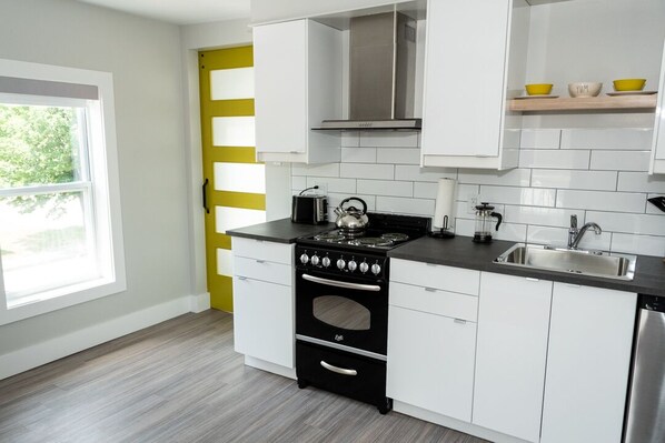 Fridge, microwave, oven, stovetop - For leisure or for work (Edmundston)