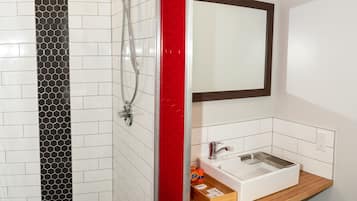 Een douche, een haardroger, handdoeken
