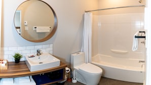 Ein modernes Badezimmer mit Waschbecken, Toilette und Badewanne.