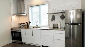Een koelkast, een microgolfoven, een oven, een kookplaat