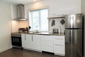 Réfrigérateur, micro-ondes, four, plaque de cuisson