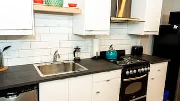 Frigorifero, microonde, forno, piano cottura
