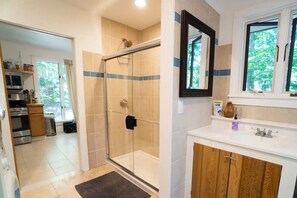 Dusche, Haartrockner, Handtücher, Seife