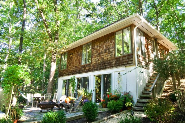 Outdoor dining - Tucked into the quiet woods of Sag Harbor. (Sag Harbor)