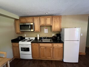 Fridge, microwave, oven, stovetop - Tahquamenon Suites Lodging - One-Bedroom Suite # 2 (Paradise)