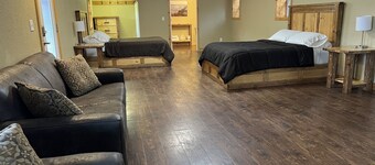 Tahquamenon Suites Lodging - Double Queen Suite