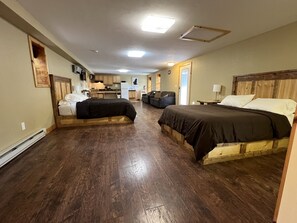 Internet, bed sheets - Tahquamenon Suites Lodging - Double Queen Suite (Paradise)