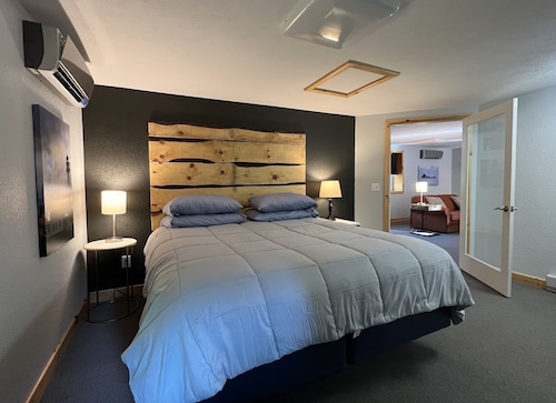 King Family Suite - Tahquamenon Suites Paradise MI