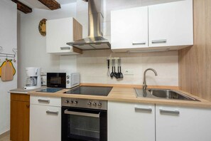 Réfrigérateur, four à micro-ondes, un four, surface de cuisson