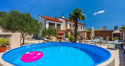 Villa with swimming pool and large sun terrace