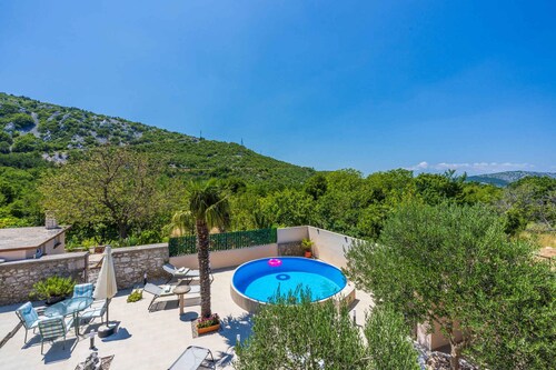 Villa with swimming pool and large sun terrace