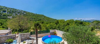 Villa with swimming pool and large sun terrace