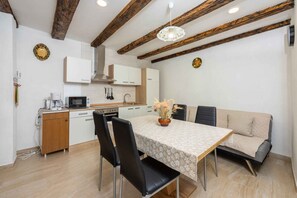 Réfrigérateur, four à micro-ondes, un four, surface de cuisson