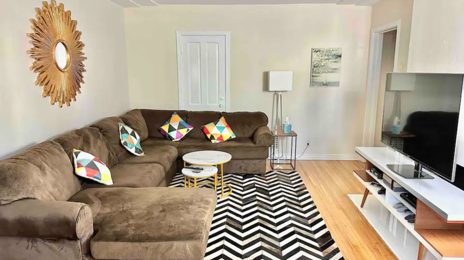 2024 Vrbo Winner Beverly Hills 1100 sqft Three Minute Walk to Rodeo Drive